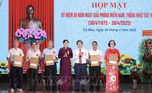 Trao kỷ vật kháng chiến và triển lãm kỷ niệm 50 năm thống nhất đất nước